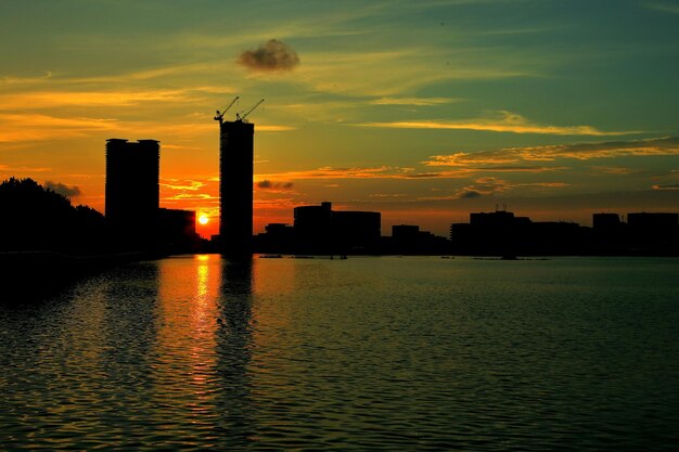 Foto la puesta de sol sobre el río