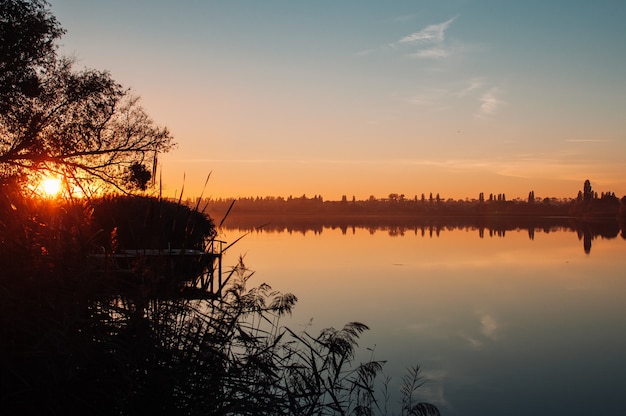 puesta de sol sobre el río