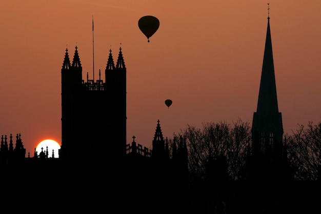 Puesta de sol sobre las torres de la ciudad de Bath, Inglaterra