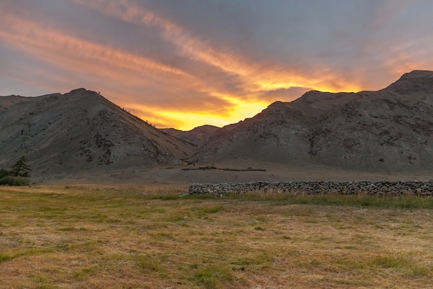 Puesta de sol sobre el valle de Mongolia.El sol se pone en Mongolia