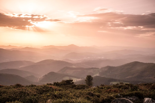 puesta de sol sobre las verdes colinas del País Vasco