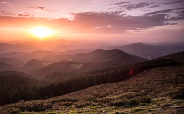 puesta de sol sobre las verdes colinas del País Vasco