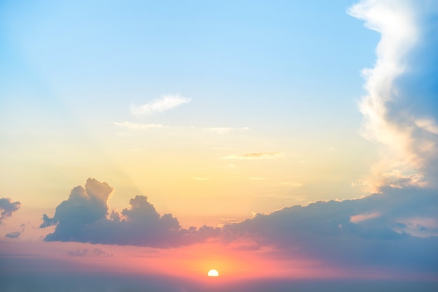 Puesta de sol con sol y nubes en el cielo dramático azul y naranja