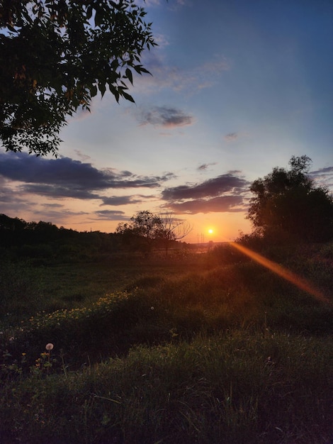 Foto una puesta de sol con el sol poniéndose detrás