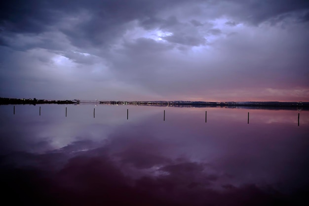 Puesta del sol de la tarde en el lago salado en Torrevieja, España