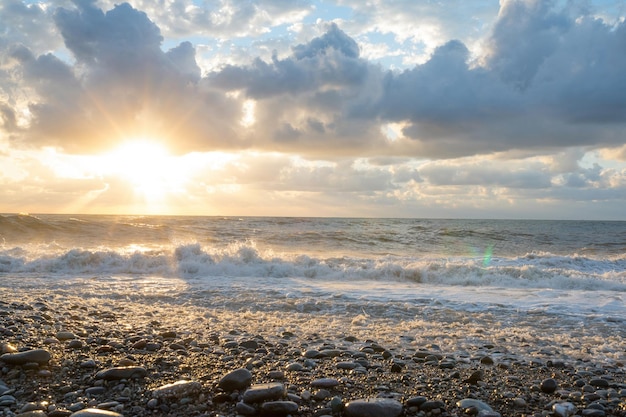 Una puesta de sol durante una tormenta una hermosa playa