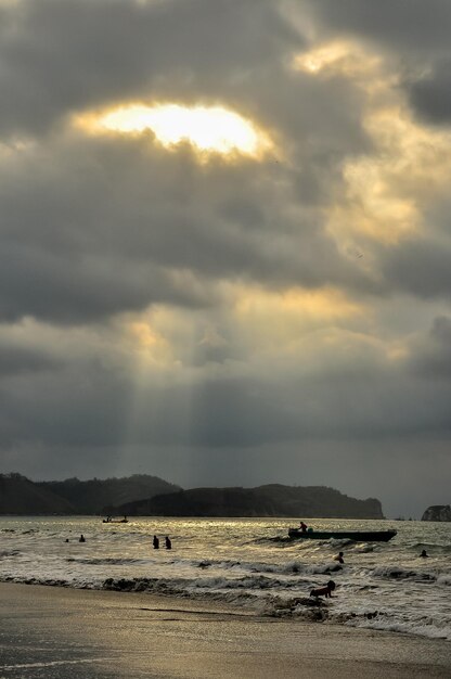 Una puesta de sol tormentosa en la playa