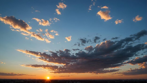 una puesta de sol se ve desde la parte superior de un edificio