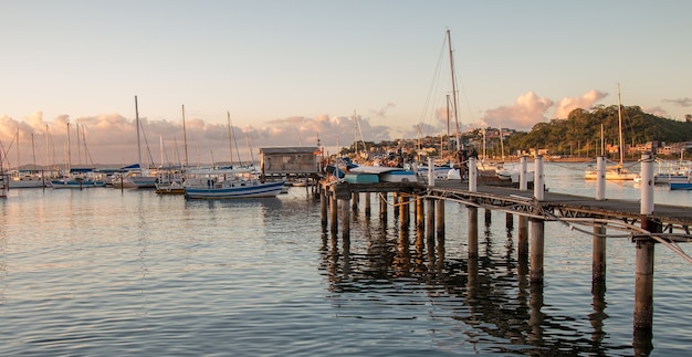 Puesta de sol con veleros anclados en el borde de la Ribeira en Salvador Bahía Brasil.