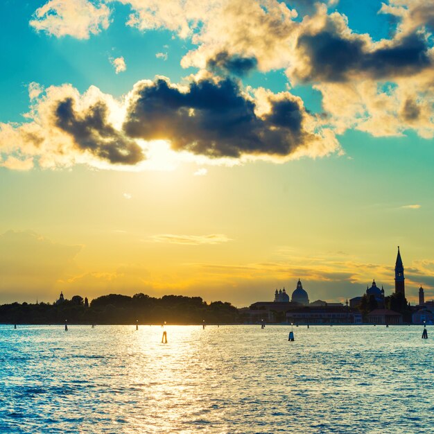 Puesta de sol en Venecia. Vista desde el mar a la plaza San Marcos