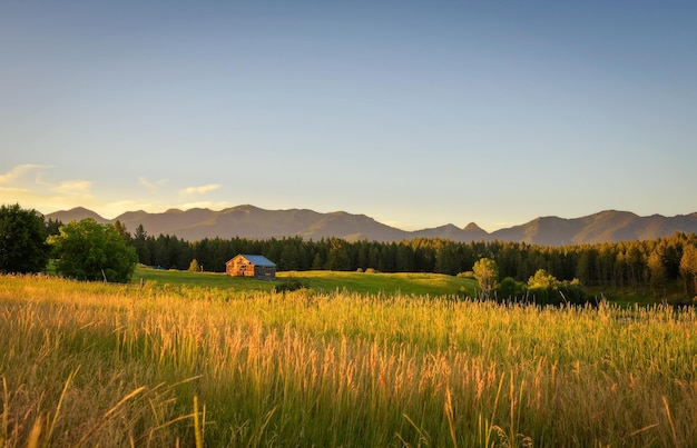 Puesta de sol de verano con un antiguo granero en la zona rural de Montana