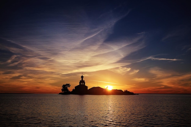 Puesta de sol de verano en la iglesia del lago