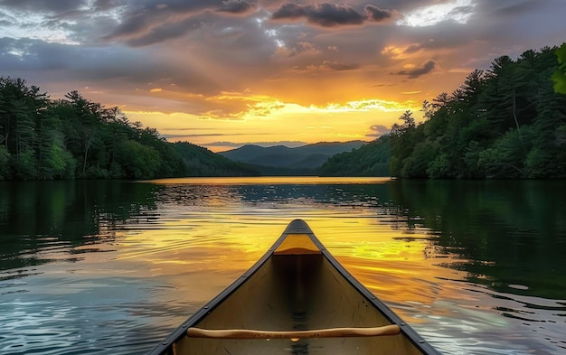 La puesta de sol de verano en un lago de montaña