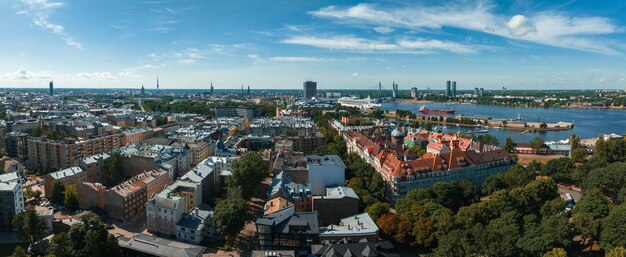 puesta de sol de verano en Riga Letonia Vista aérea de Riga la capital de Letonia al atardecer hermoso edificio