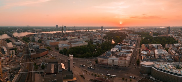 puesta de sol de verano en Riga Letonia vista aérea de Riga la capital de Letonia al atardecer