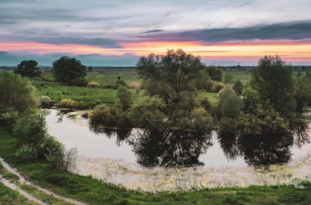 Puesta de sol de verano rural