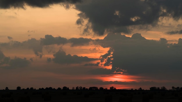 Puesta de sol de verano sobre un campo rural