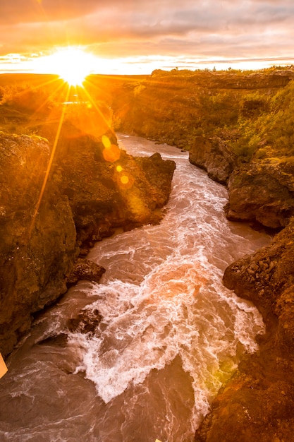 Puesta de sol vista desde el puente de madera del río Barnafoss, Islandia.