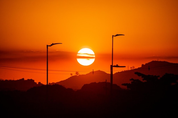 Puesta de sol vista desde la región portuaria de Río de Janeiro, Brasil