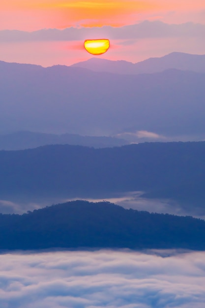 puesta de sol con vistas a las montañas con niebla