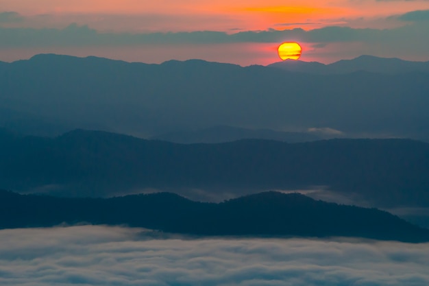 puesta de sol con vistas a las montañas con niebla