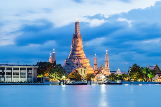 Foto puesta de sol en wat arun en bangkok tailandia