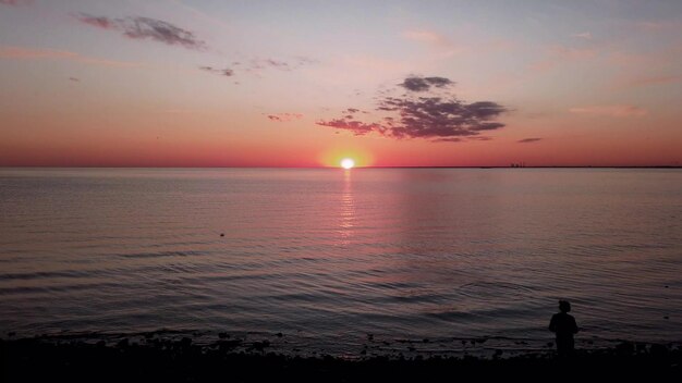 Puestas de sol rojas sobre el mar video