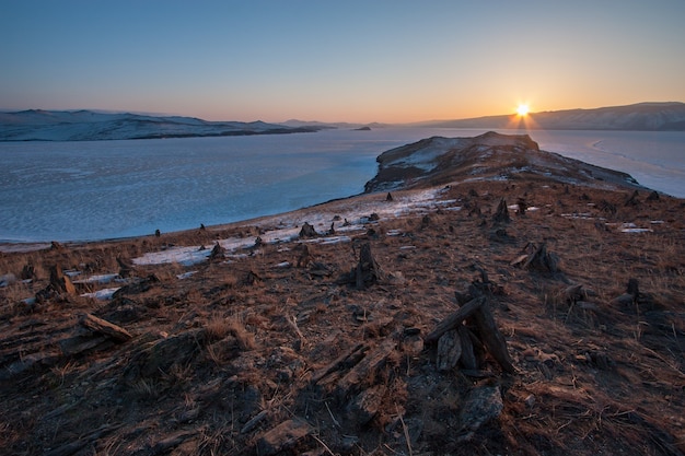 Las puestas de sol sobre las montañas en invierno Lago Baikal