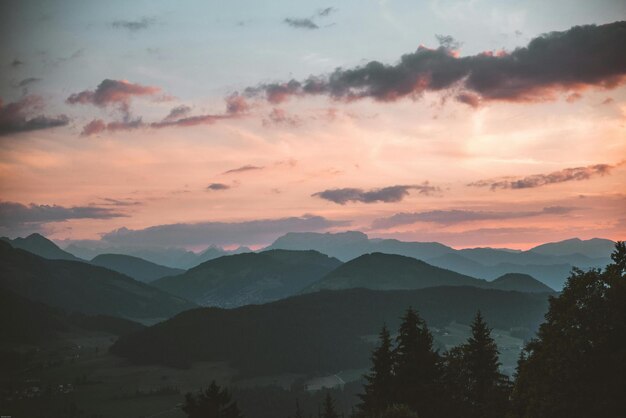 Las puestas de sol son como pinturas de Dios en el cielo.