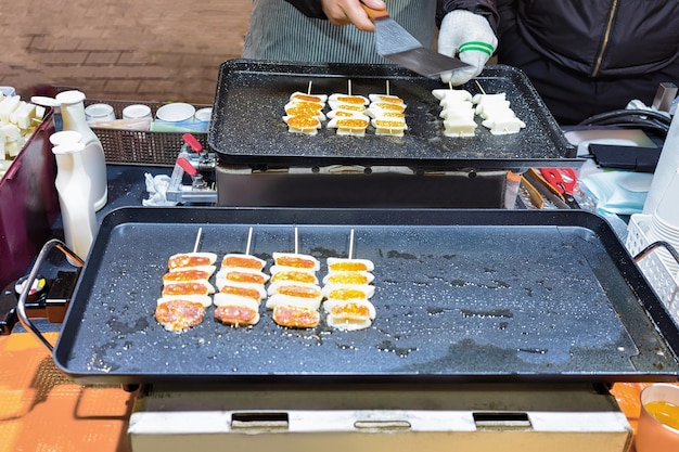 Puesto con albóndigas en el mercado callejero abierto de Myeongdong en Seúl, Corea del Sur. enfoque selectivo