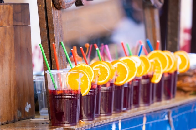 Puesto de bebidas en un mercado artesanal mercado medieval