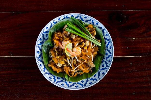 Un puesto de comida callejera cocinando Pad Thai en Bangkok, Tailandia