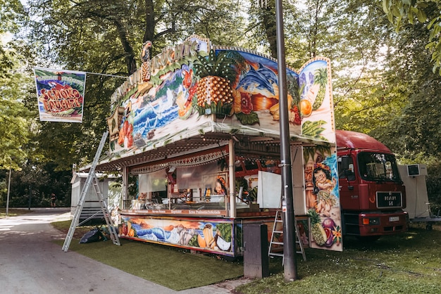 Puesto de comida en un parque de atracciones en Luxemburgo