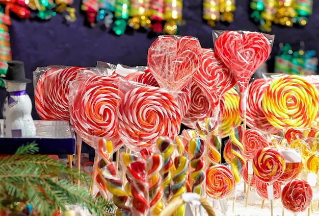 Puesto con dulces coloridos y festivos tradicionales en el Mercado de Navidad en Vilnius, Lituania. Los dulces son muy populares en estos mercados. enfoque selectivo