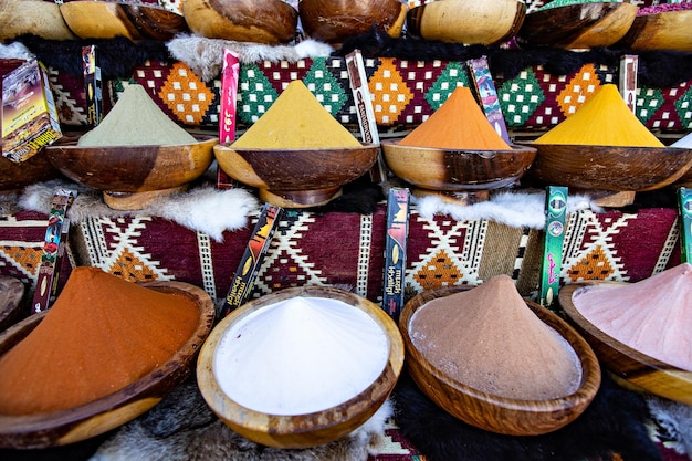 Puesto de especias y hierbas en el antiguo mercado de Sharm El Sheikh, Egipto