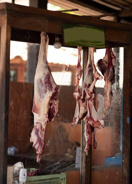 Puesto de exhibición de comida callejera satay de cordero en java central, indonesia. culinaria tradicional