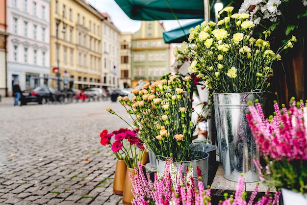 Puesto de flores en la plaza Plac Solny, cerca de la plaza del mercado central en Wroclaw