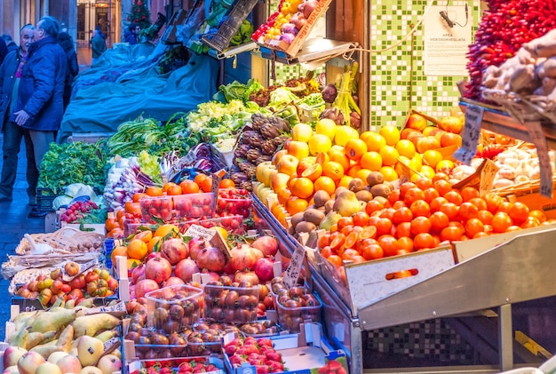 Puesto de frutas en Bolonia Italia