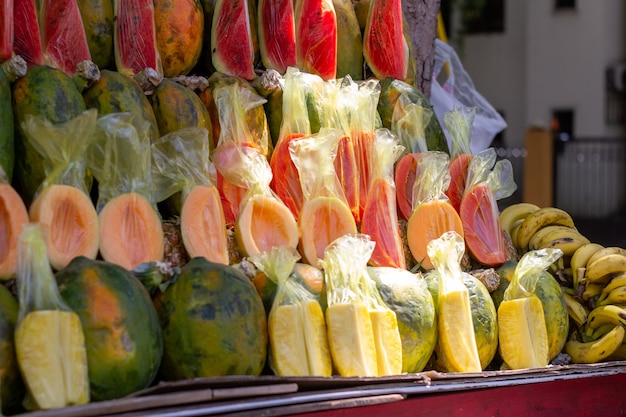 Puesto de frutas frescas en la calle concepto de venta de frutas naturales