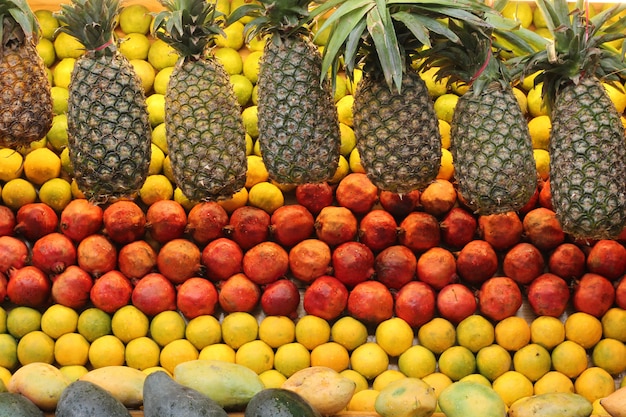 puesto de frutas en el mercado