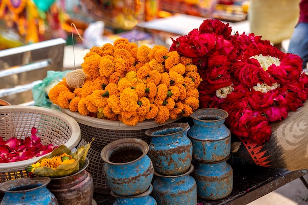 Un puesto en el mercado con flores y jarrones a la venta