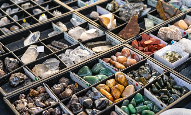 Puesto en el mercado de piedras de la suerte esotéricas