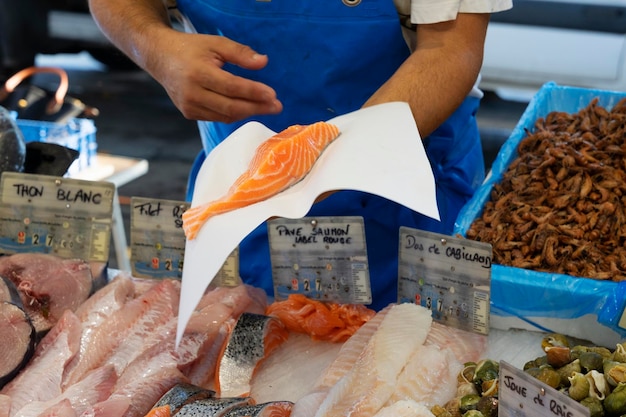 Puesto de pescado en el mercado de Sanarysurmer