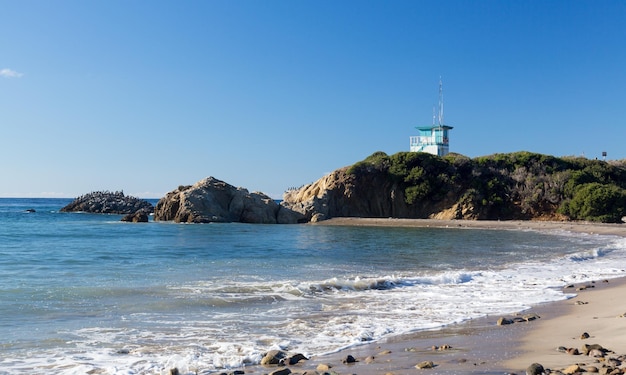 Puesto de salvavidas de California en la playa de arena