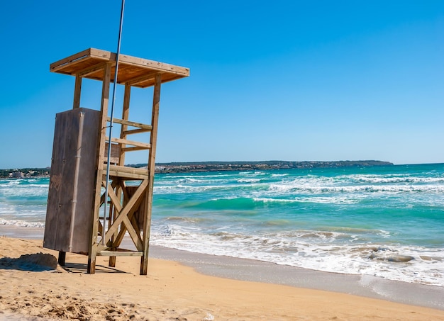 El puesto de salvavidas de madera en la playa de Cala Millor, España