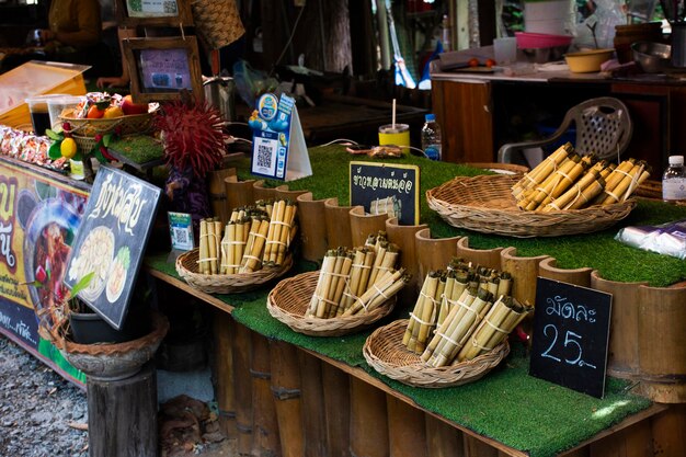 Puesto de vendedores ambulantes tradicionales tailandeses venden productos locales alimentos en el mercado de bazar callejero para viajes de viajeros visita comer bebida en el pueblo de Bang Rachan en la ciudad de Singburi el 28 de mayo de 2023 en Sing Buri Tailandia