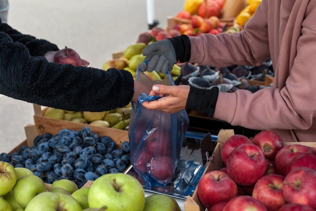 Foto puesto de verduras en el mercadillo comercio de productos de temporada en el mercadillo