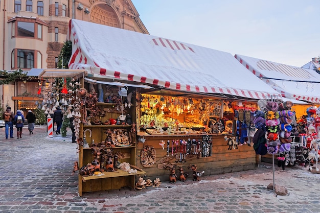 Puestos de mercado de Navidad decorados con souvenirs y regalos tradicionales de temporada a la venta