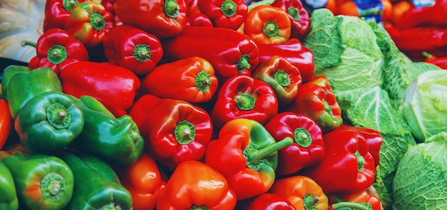 Puestos de mercado con verduras y frutas. Enfoque selectivo.