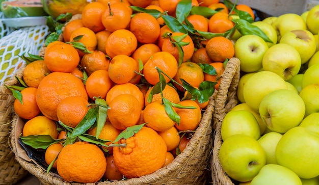 Puestos de mercado con verduras y frutas. Enfoque selectivo.